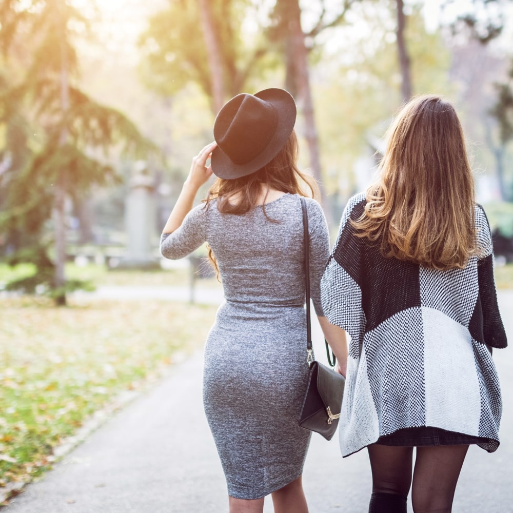 2 femmes ménopausées marchent de dos