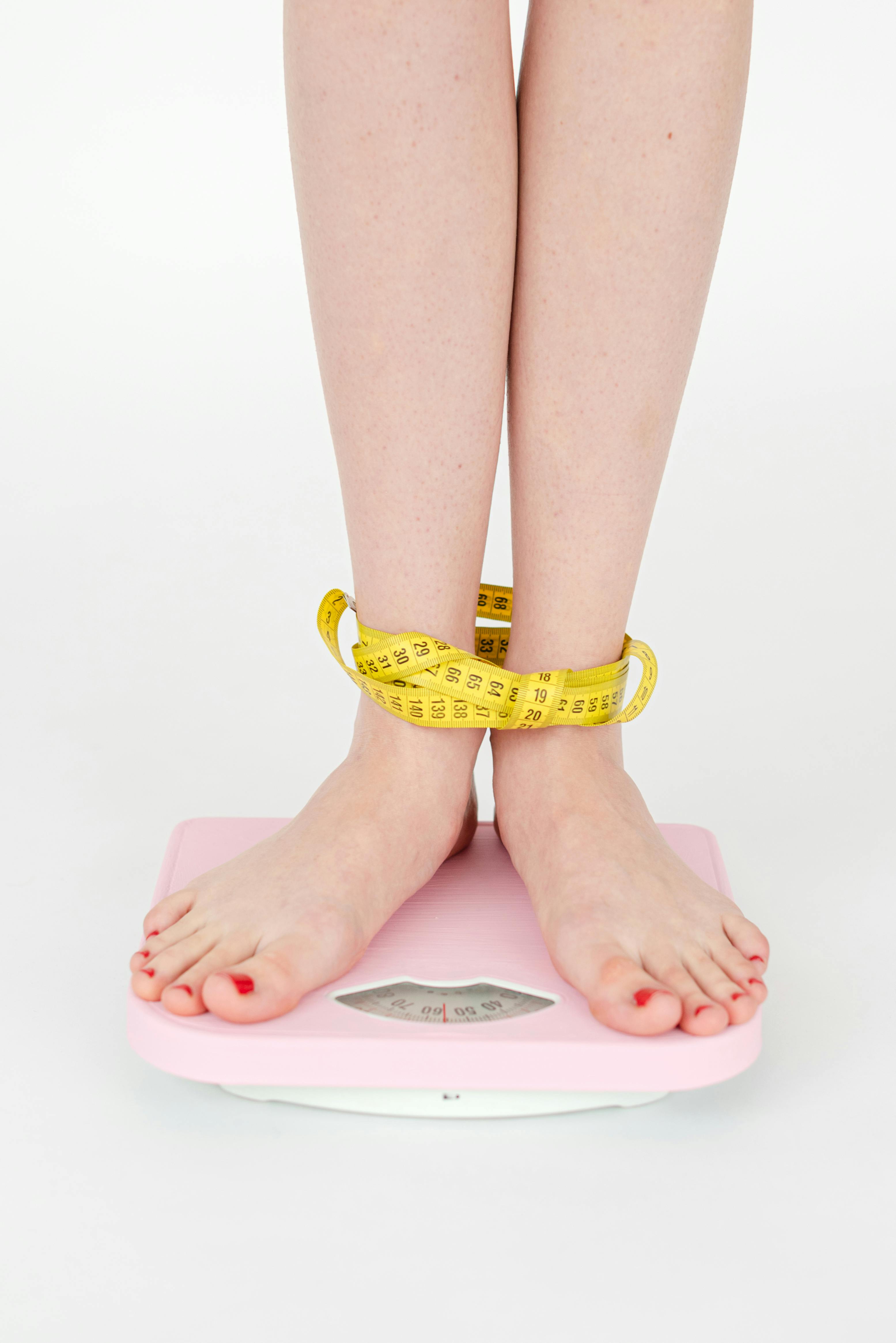 Une personne se pèse sur une balance