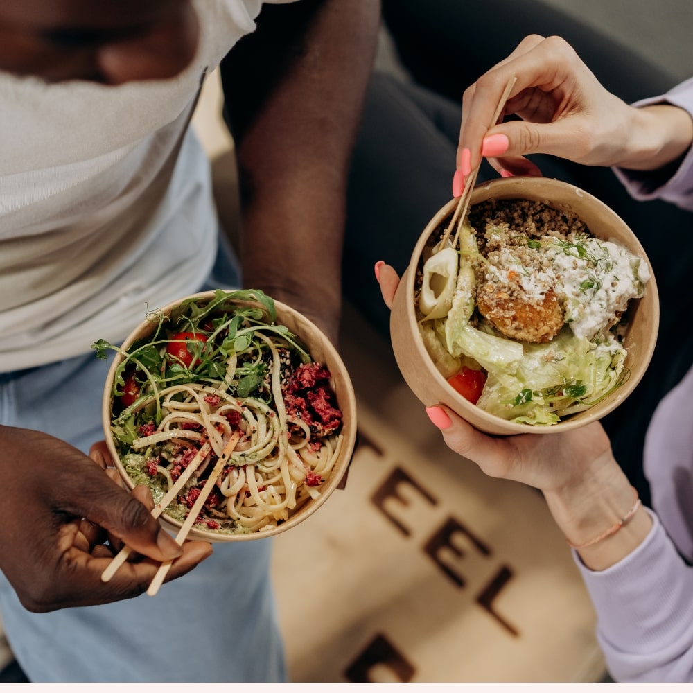 2 personnes ménopausées mangent des plats asiatiques