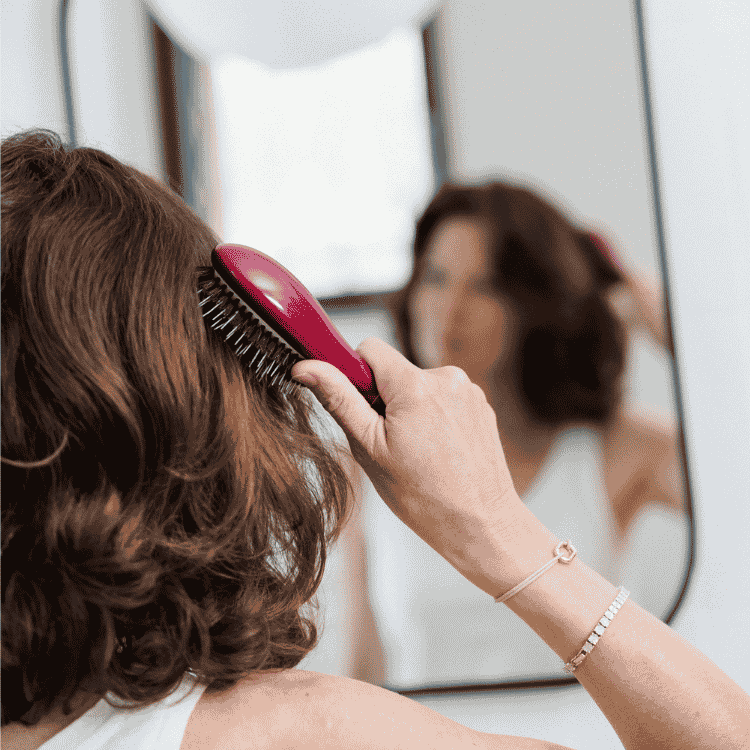 Chute de cheveux à la ménopause : causes et solutions efficaces