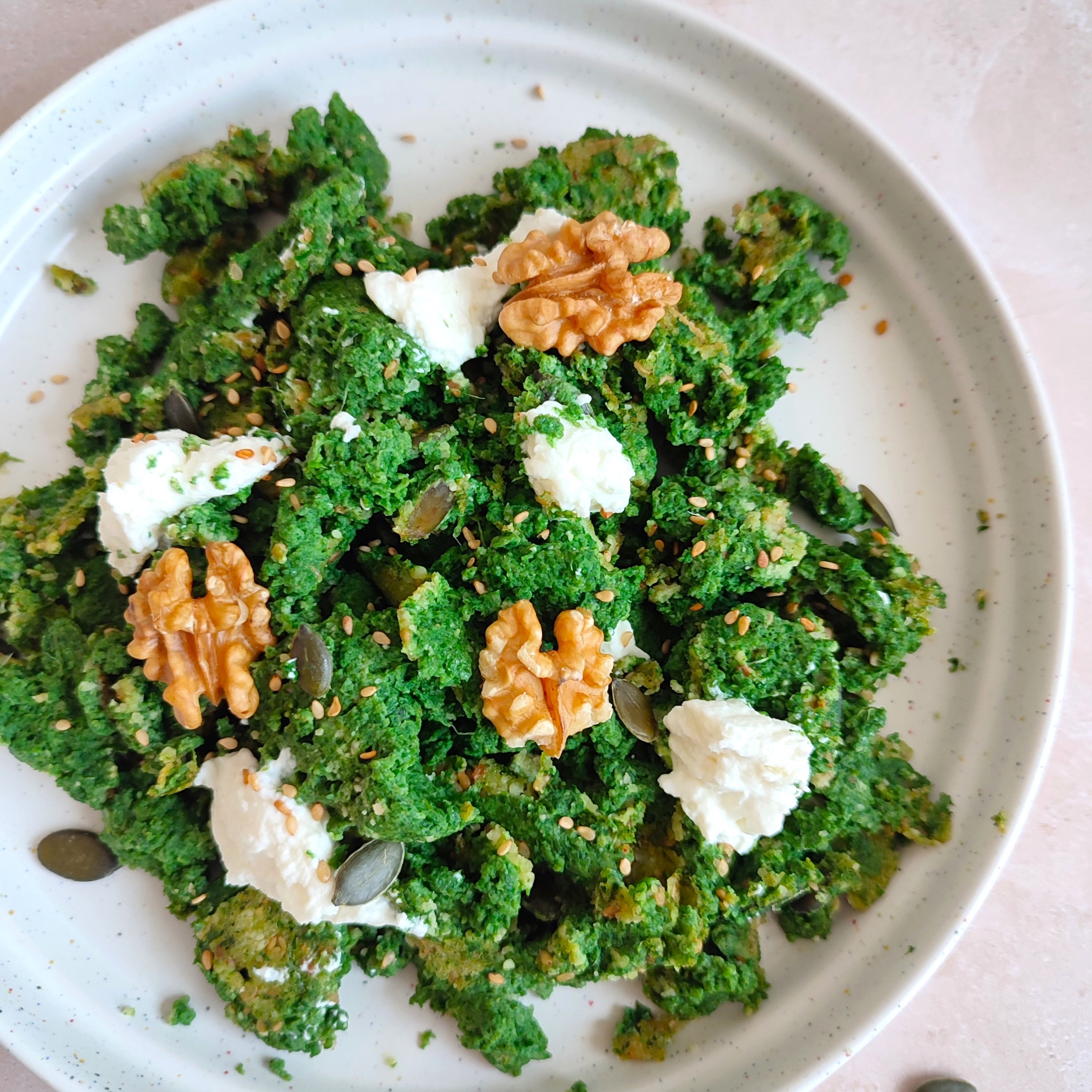 Petit-déjeuner salé et protéiné : Oeufs brouillés aux épinards