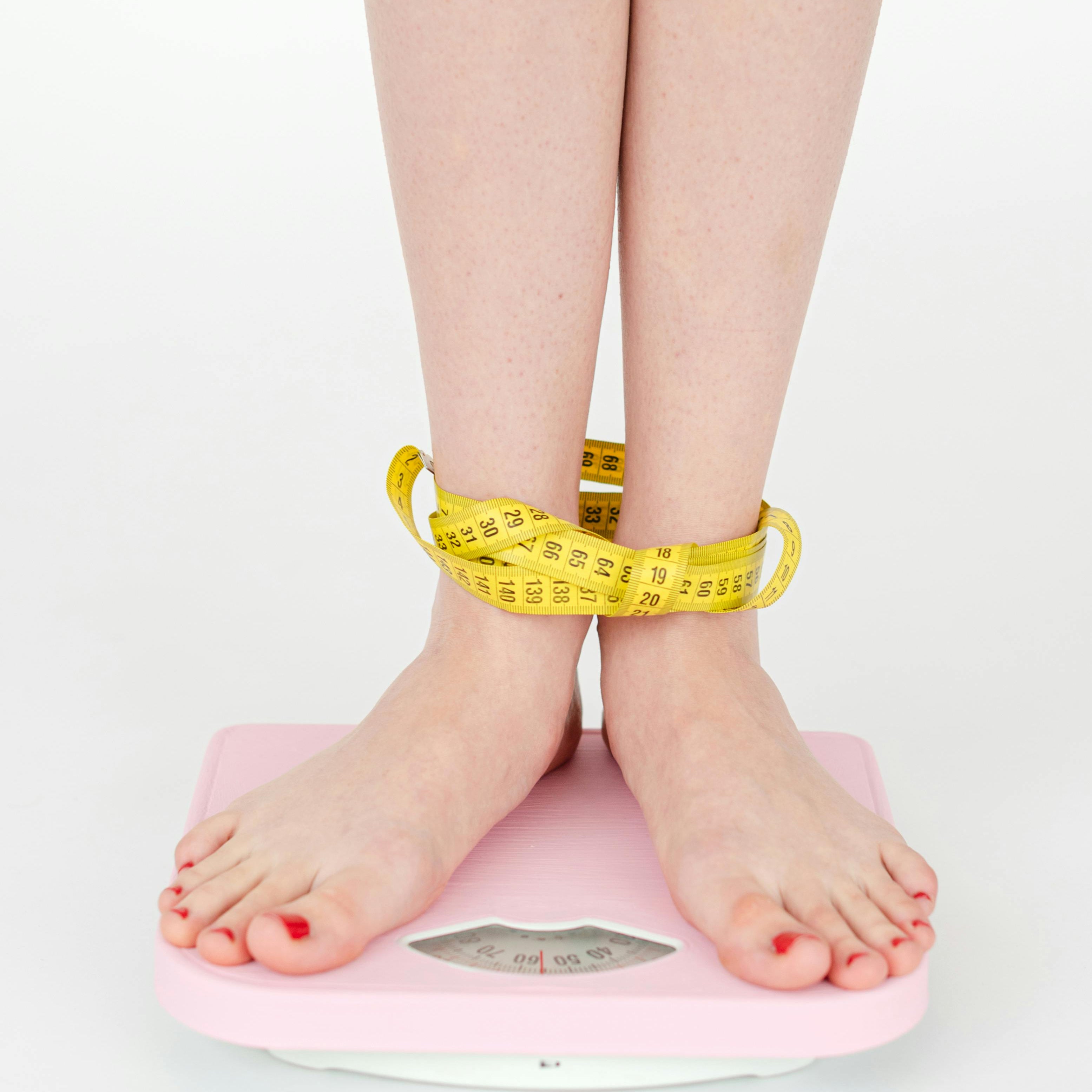Une personne se pèse sur une balance