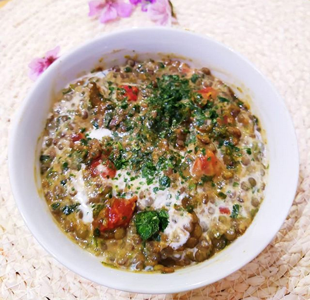 Plat vegan et protéiné : Dahl de lentilles vertes aux épinards